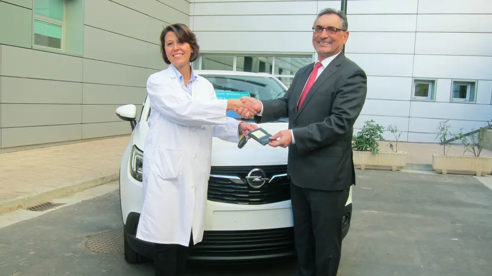 El director general de Opel España, Antonio Cobo, entrega las llaves a Teresa Antoñanzas, directora de enfermería del hospital Miguel Servet.