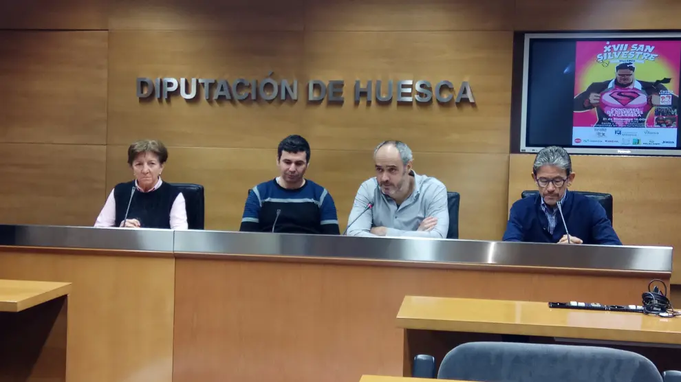 Maite Aznárez, Fernando Sánchez, Luis Terrén y Antonio Rico durante el acto de presentación celebrado este martes en Huesca.