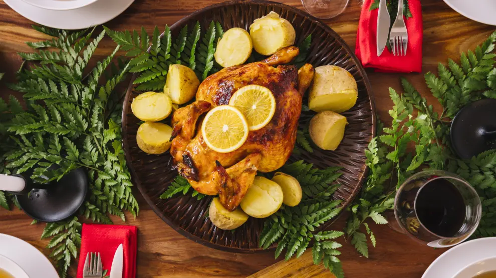 Las fechas navideñas evocan una serie de recuerdos culinarios entre los que el pollo con patatas ocupa un lugar destacado.