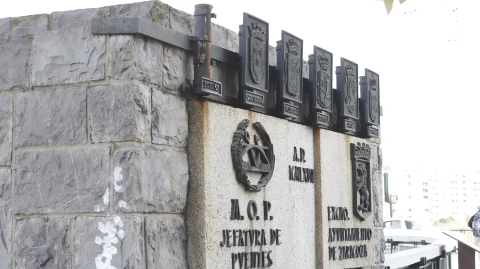 El Ayuntamiento retira los símbolos franquistas del puente de Santiago