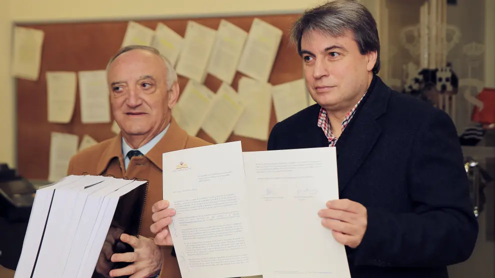 A la derecha, Policarpo Sánchez, presidente de la Asociación Salvar el Archivo de Salamanca.