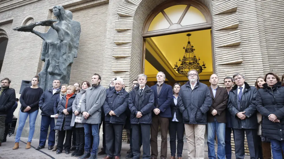 Minuto de silencio por la muerte de Víctor Laínez en el Ayuntamiento de Zaragoza