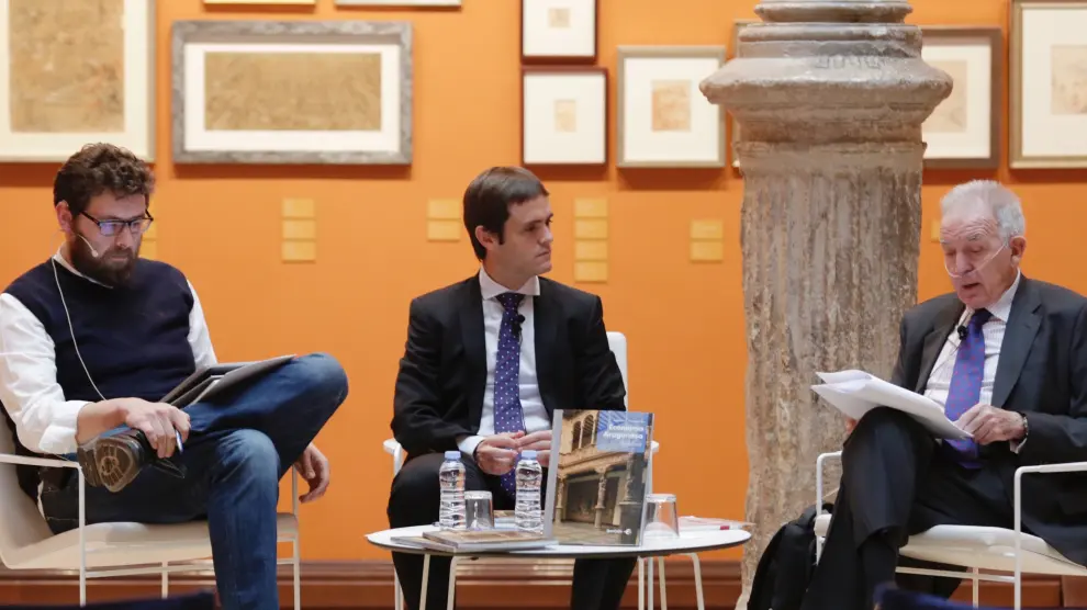 José Antonio Guillén, vicepresidente de CEOE Teruel; Antonio Martínez, director de Área Financiera de Ibercaja; y Joaquín Cezón, presidente del Clúster Aragonés de Energía, en el Patio de la Infanta de Ibercaja