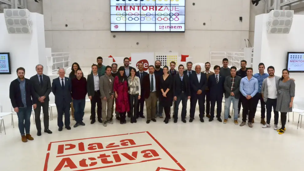 Mentores y mentorizados en la foto de familia hoy en Zaragoza Activa