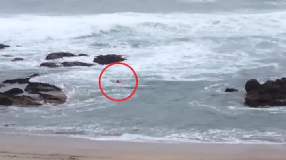 La Policía Local de A Coruña rescata 'in extremis' a un bañista de 90 años en la Playa de Riazor