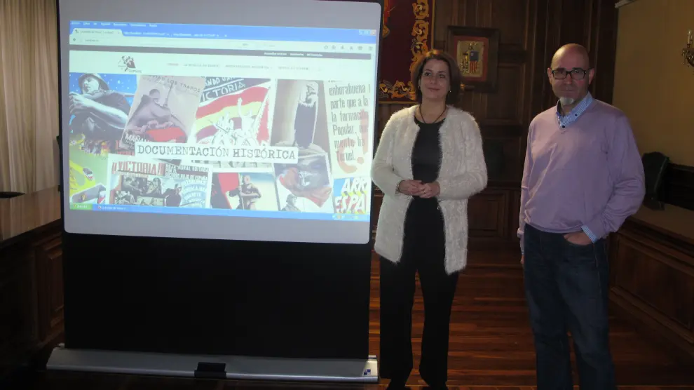 La alcaldesa, Emma Buj, y el arquitecto Amador Guillén, durante la presentación de la web.
