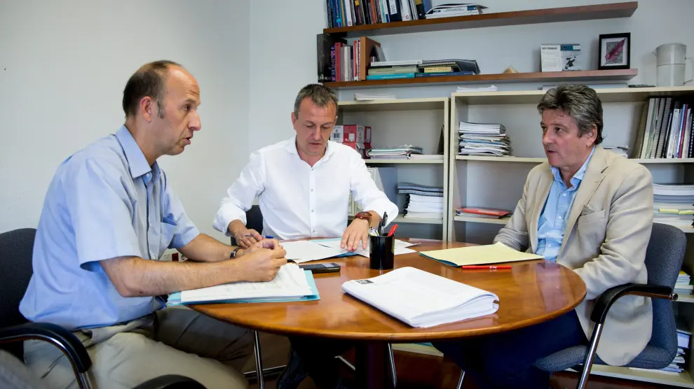 Carmelo Asensio, Fernando Rivarés y Javier Trívez, el pasado septiembre durante la negociación de las ordenanzas fiscales.