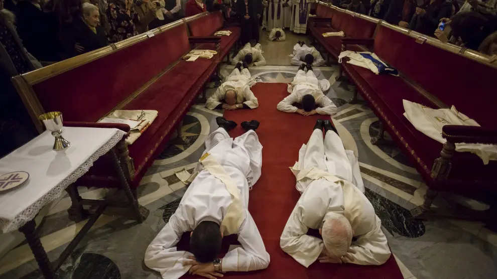 Un momento de la ordenación de los nuevos sacerdotes en el altar mayor del Pilar.