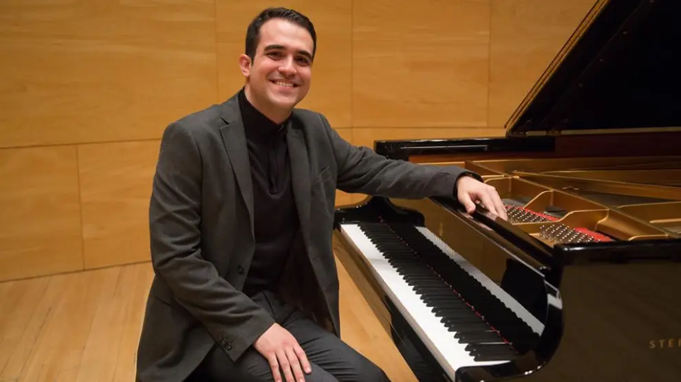 Alberto Menjón, sonriente, tras su prueba de piano para la Beca Pilar Bayona.