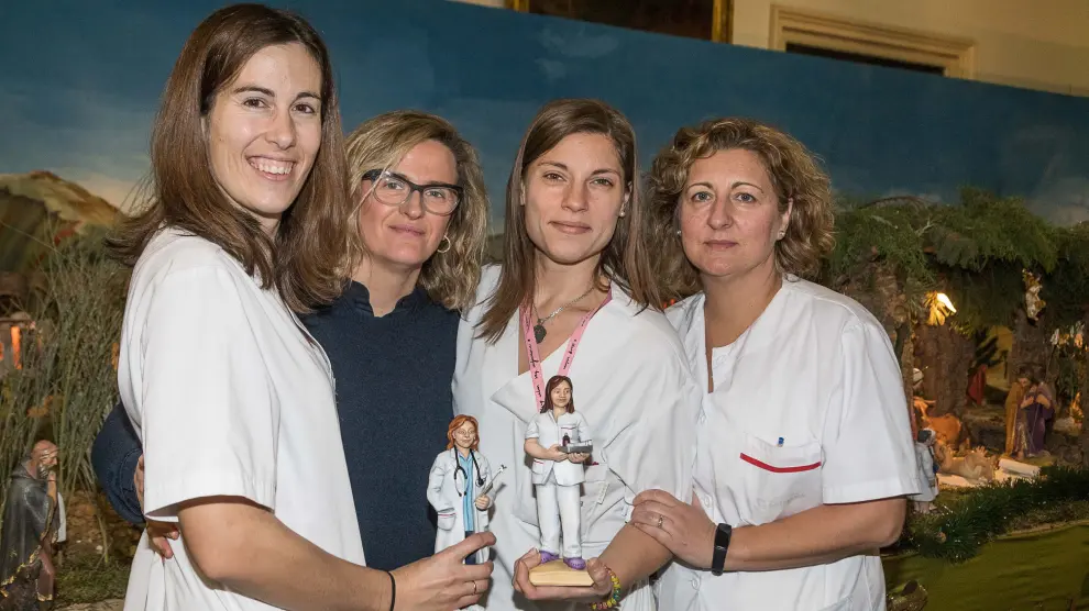 Las enfermeras de la Casa Amparo con sus figuras del Belén.