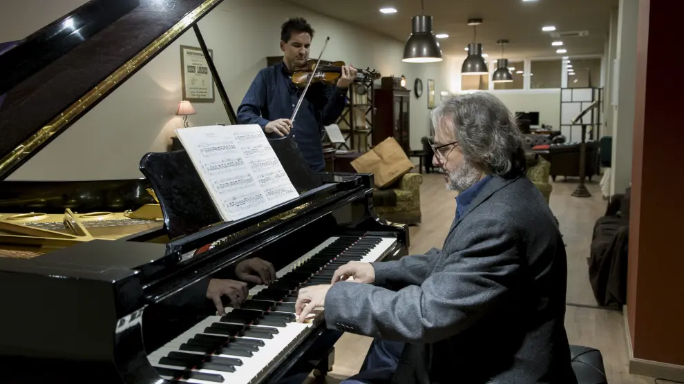 Rubén Lorenzo y Jordán Tejedor, ayer, ensayando para su concierto de hoy en la Sala Mozart.