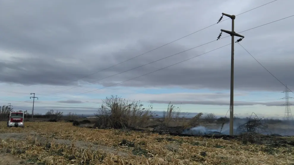 La caída de un cable provoca un incendio en El Burgo de Ebro