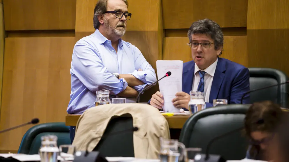 Los socialistas Carlos Pérez Anadón y Javier Trívez charlan en un receso del último pleno municipal.