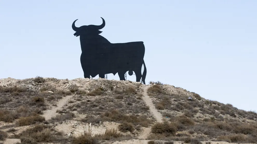 Toro de Osborne situado en Peñalba.