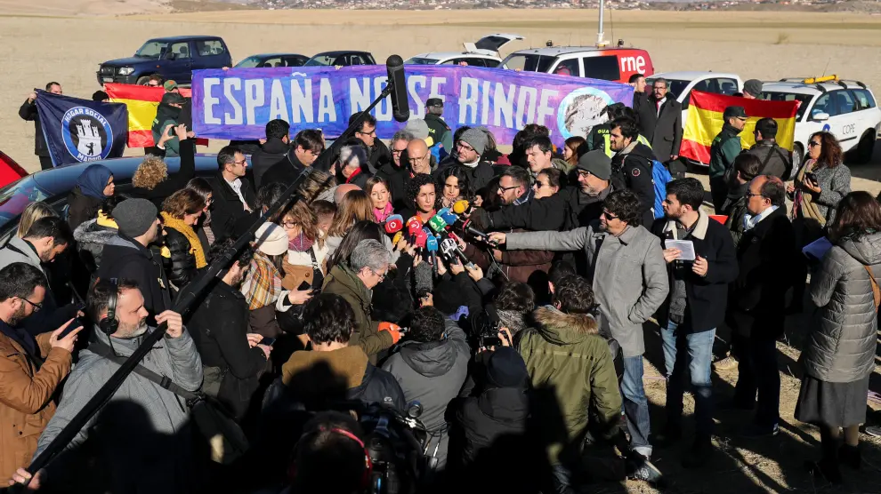 Acto de campaña junto a la cárcel de Estremera con miembros del Hogar Social Madrid detrás