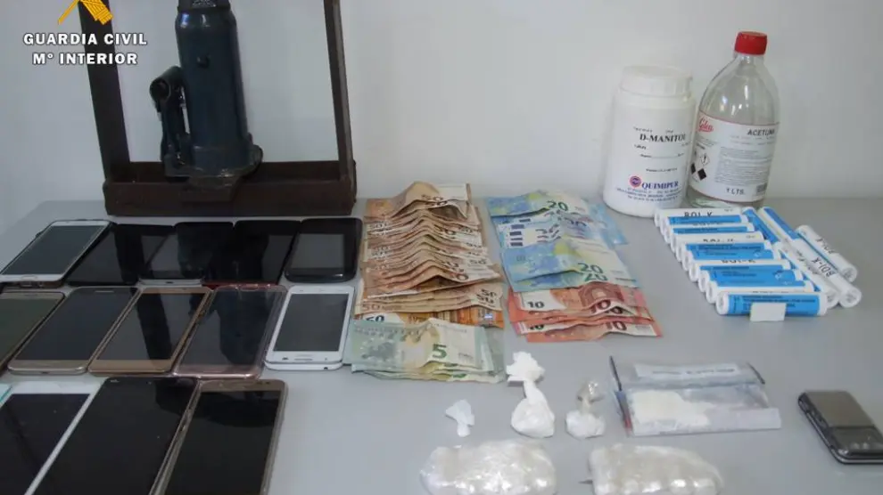 Sustancias y objetos intervenidos a la banda desarticulada en Caspe.
