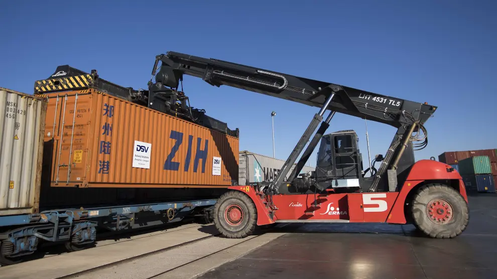 Descarga del primer contenedor de la conexión ferroviaria entre China y Zaragoza