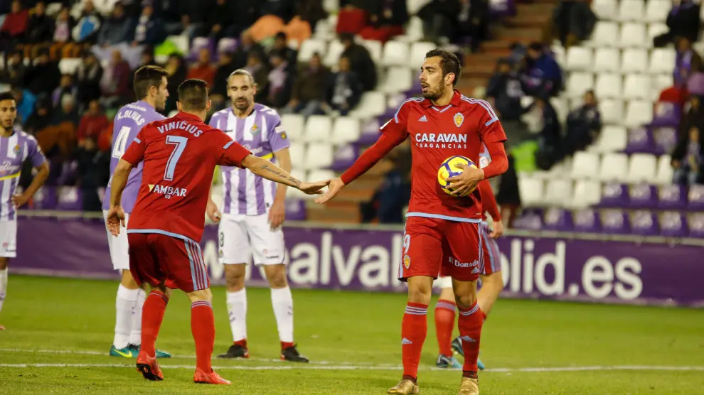 Borja Iglesias, junto a Vinicius, en el choque ante el Valladolid.