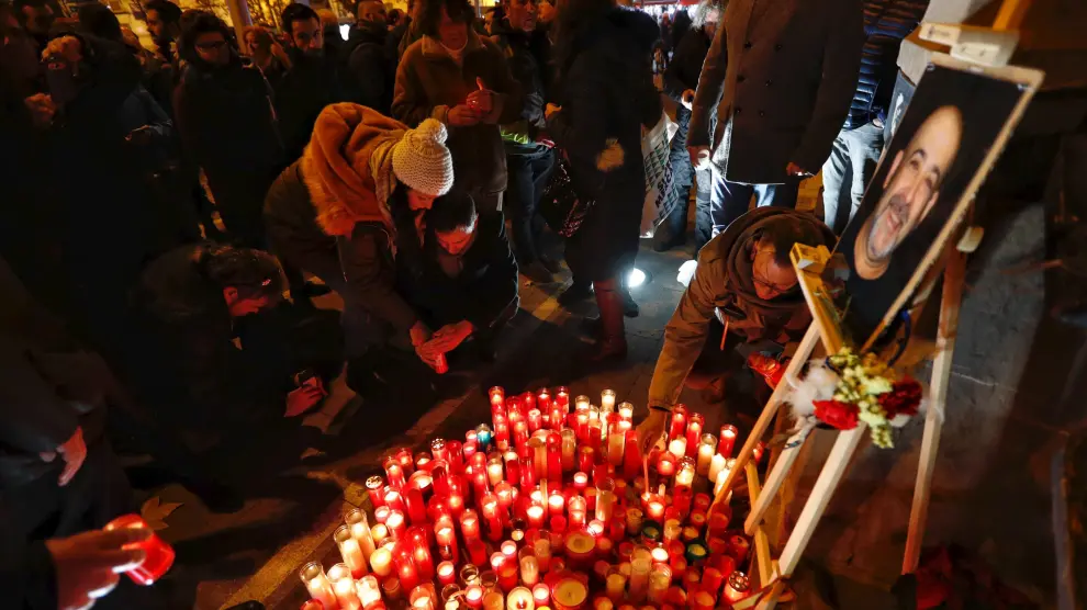 Unas 200 personas homenajearon el lunes a la víctima en un acto celebrado en la plaza de Aragón.