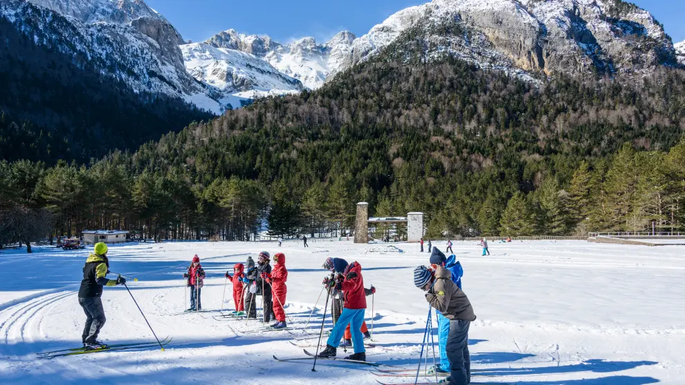 El esquí de fondo es una actividad ideal para realizar en grupo.
