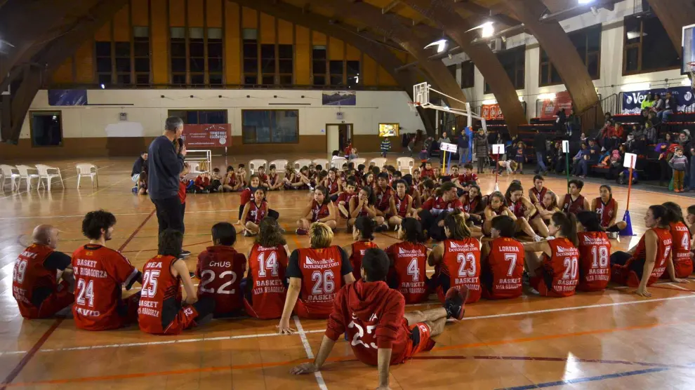Imagen general de la presentación del Basket Alta Ribagorza en Castejón de Sos.