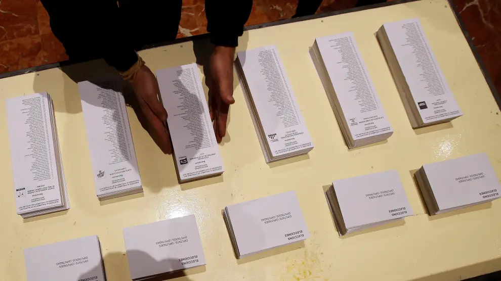 Las papeletas electorales ya están colocadas para las elecciones del 21-D.