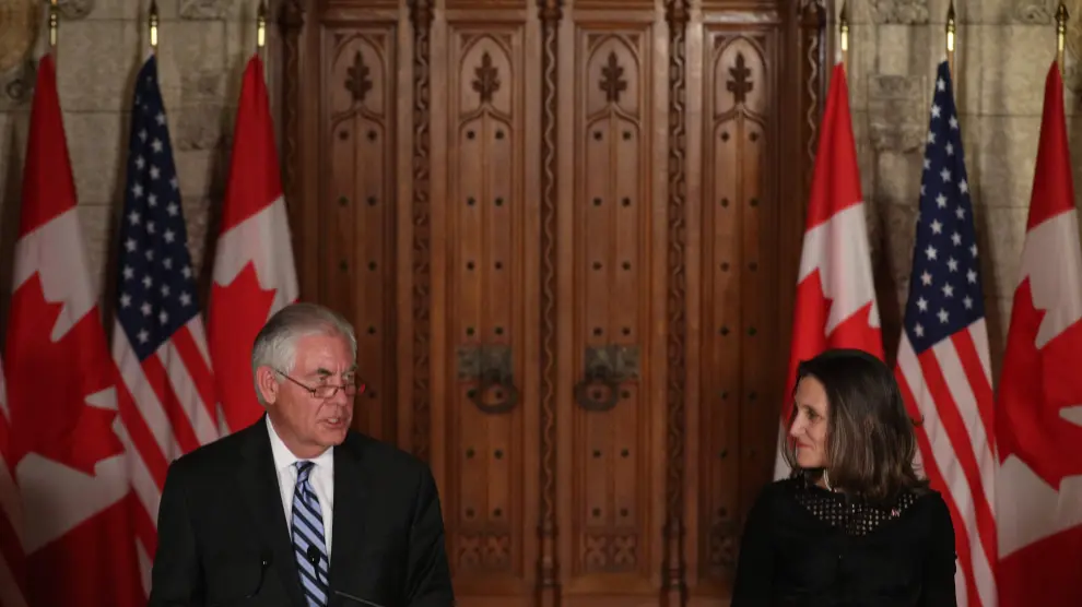 El secretario de Estado de Estados Unidos, Rex Tillerson y la ministra de Asuntos Exteriores de Canadá, Chrystia Freeland.