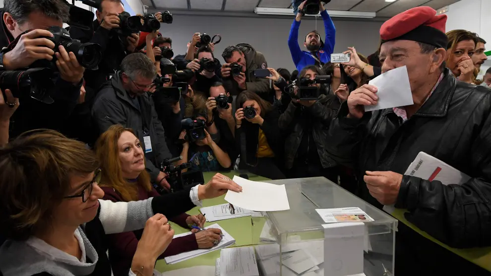 Un hombre ha acudido a votar con la tradicional barretina catalana.