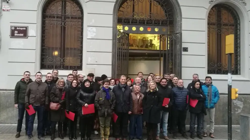 La delegación socialista del Alto Aragón, frente a la sede del PSC en Lérida