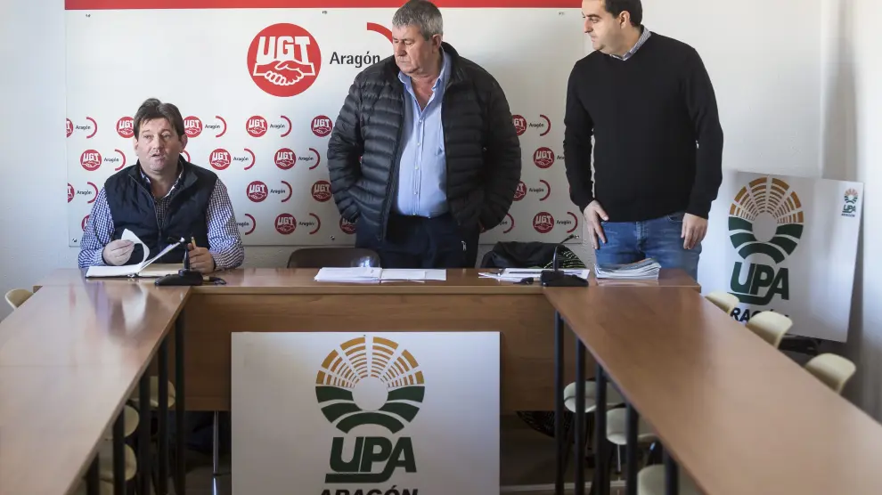 El secretario general de UPA, Lorenzo Ramos, el responsable del sindicato agrario en Aragón, José Manuel Roche, y el secretario de organización, Enrique Arcéiz