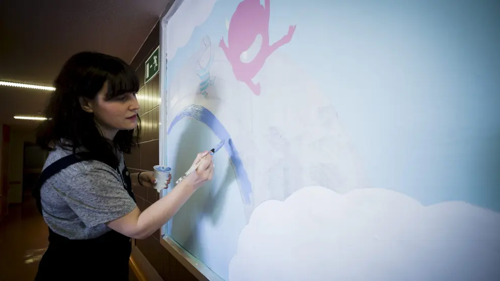 La ilustradora y directora de videoclips Lyona, ayer, en el Hospital Infantil de Zaragoza.