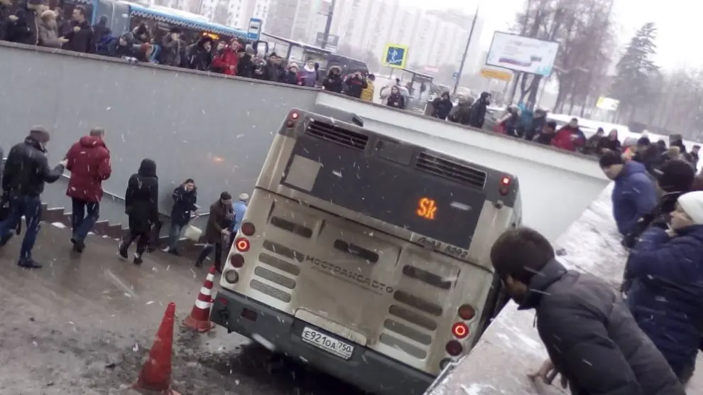 El autobús que ha arrollado a decenas de personas y ha matado a cinco en Moscú