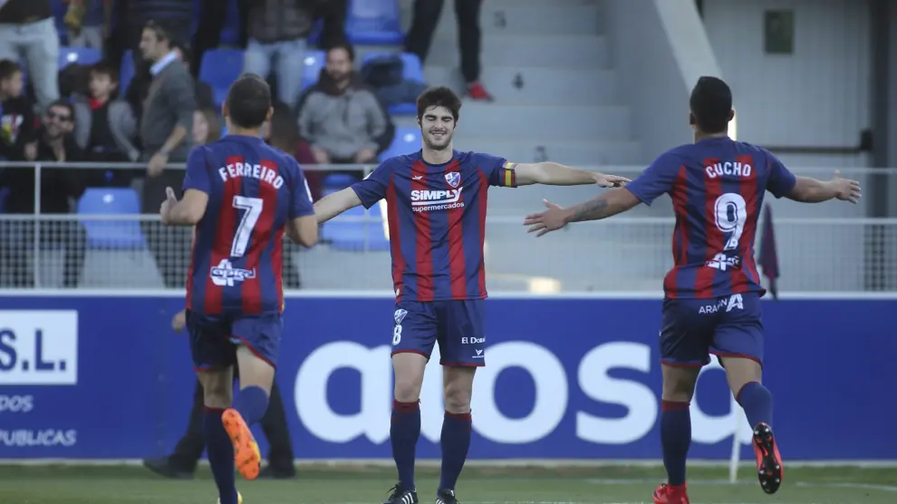 Ferreiro y Cucho corren a abrazarse con Melero tras un gol del capitán en El Alcoraz.