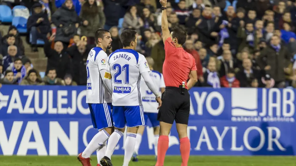 Una de las tarjetas recibidas por el Real Zaragoza últimamente (roja en este caso), a Verdasca en el partido en casa ante el Cádiz.