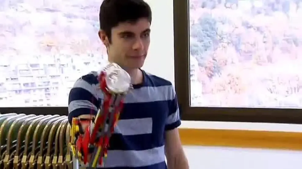 Un joven construye su propia prótesis de brazo con piezas de Lego