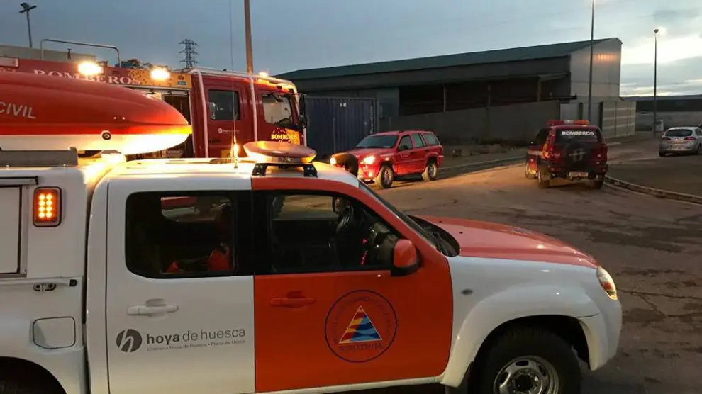 Al lugar han acudido bomberos de la Comarca y del Ayuntamiento de Huesca, así como voluntarios de Protección Civil de la Hoya
