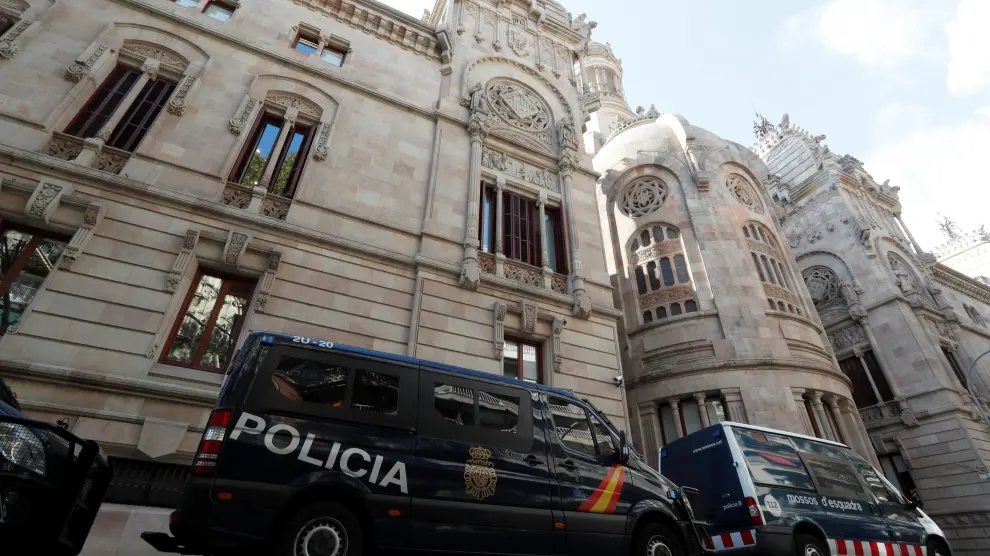 Varios furgones de la Policía Nacional frente al Palacio de la Justicia de Barcelona.