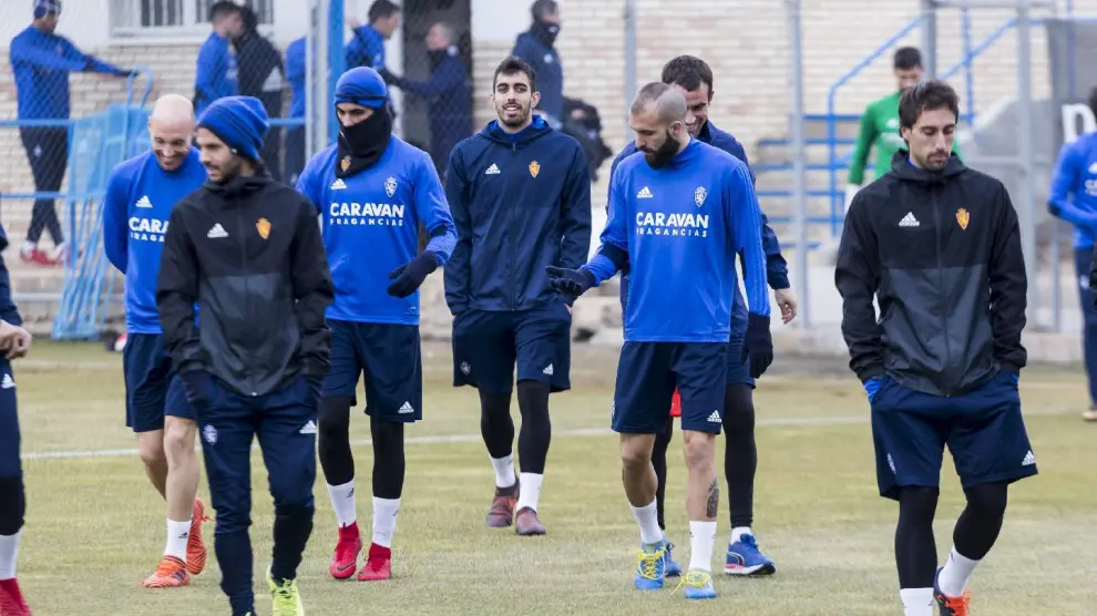 Los jugadores del Real Zaragoza, al inicio del último entrenamiento previo al viaje a Albacete y Valladolid, antes de las vacaciones.