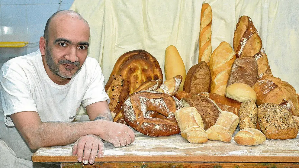 José Luis Campos, con diferentes tipos de pan elaborados en el horno de leña La Masada de Zaragoza.