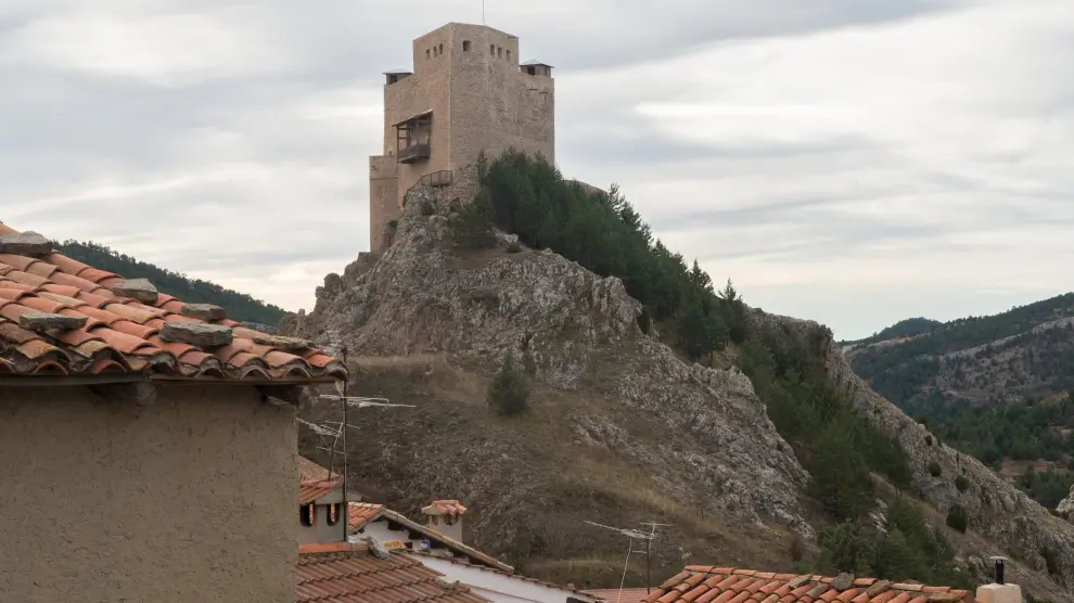 El castillo de los Fernández de Heredia, encaramado a un montículo.