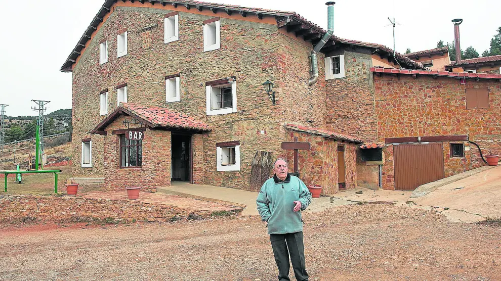 El empresario turístico Ángel Tébar, delante del Mas Blanco, un establecimiento acondicionado en una antigua masía.