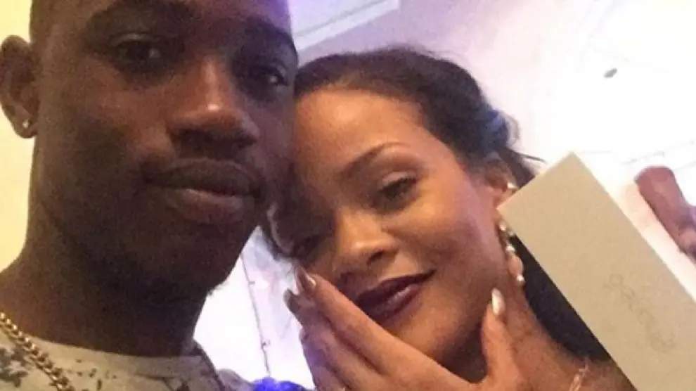 Rihanna junto a su primo en una foto que la cantante compartió en las redes sociales.