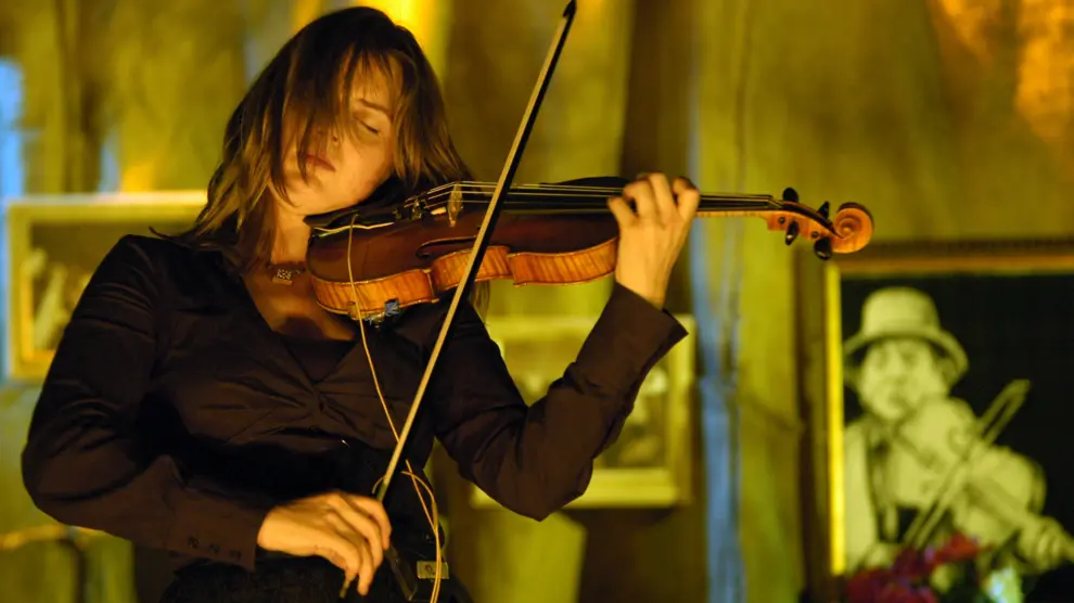 Teresa Polyvka durante su actuación con el violín.