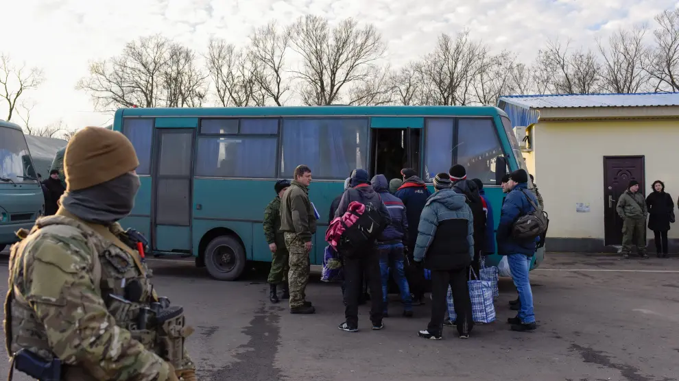 Soldados ucranianos escoltan a varios prisioneros prorrusos.