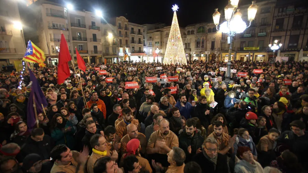 Cerca de un millar de personas se han reunido en la Plaça del Mercadal de Reus.