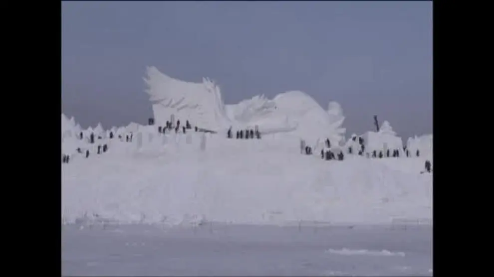 Espectacular escultura de nieve de 300 metros en China