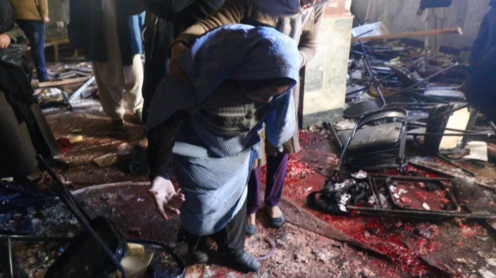 Dos mujeres buscan a familiares tras la explosión en Kabul.