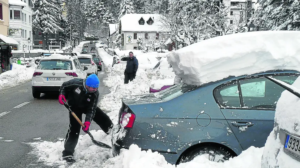 En Canfranc tuvieron que usar las palas para rescatar los coches de la nieve.