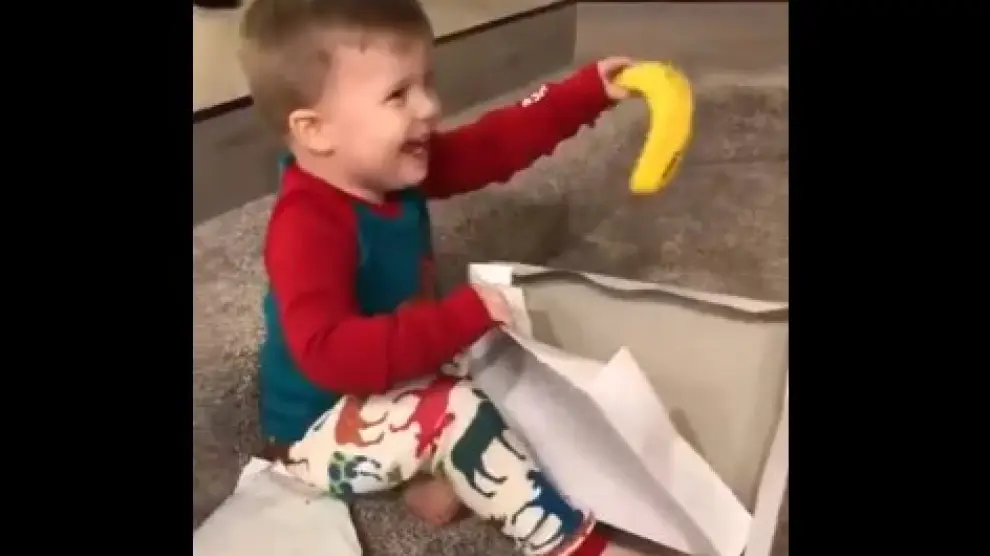 Así reaccionan estos niños cuando Papá Noel les trae un plátano