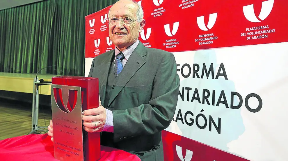 Fernando Calvo, con la distinción de Voluntario 2017 entregada por la plataforma aragonesa.